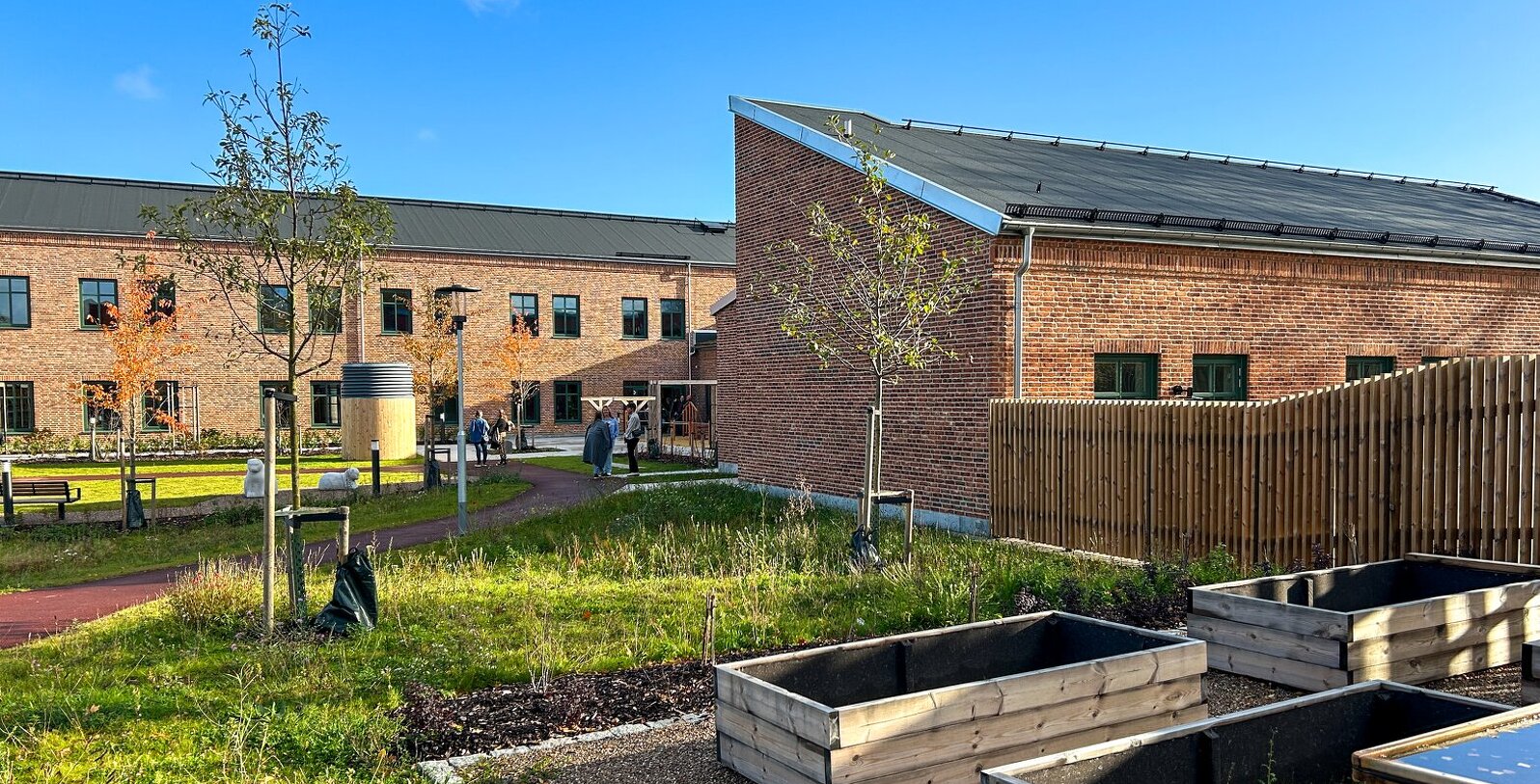 Vy av Kungsvägens omsorgsboendes trädgård.