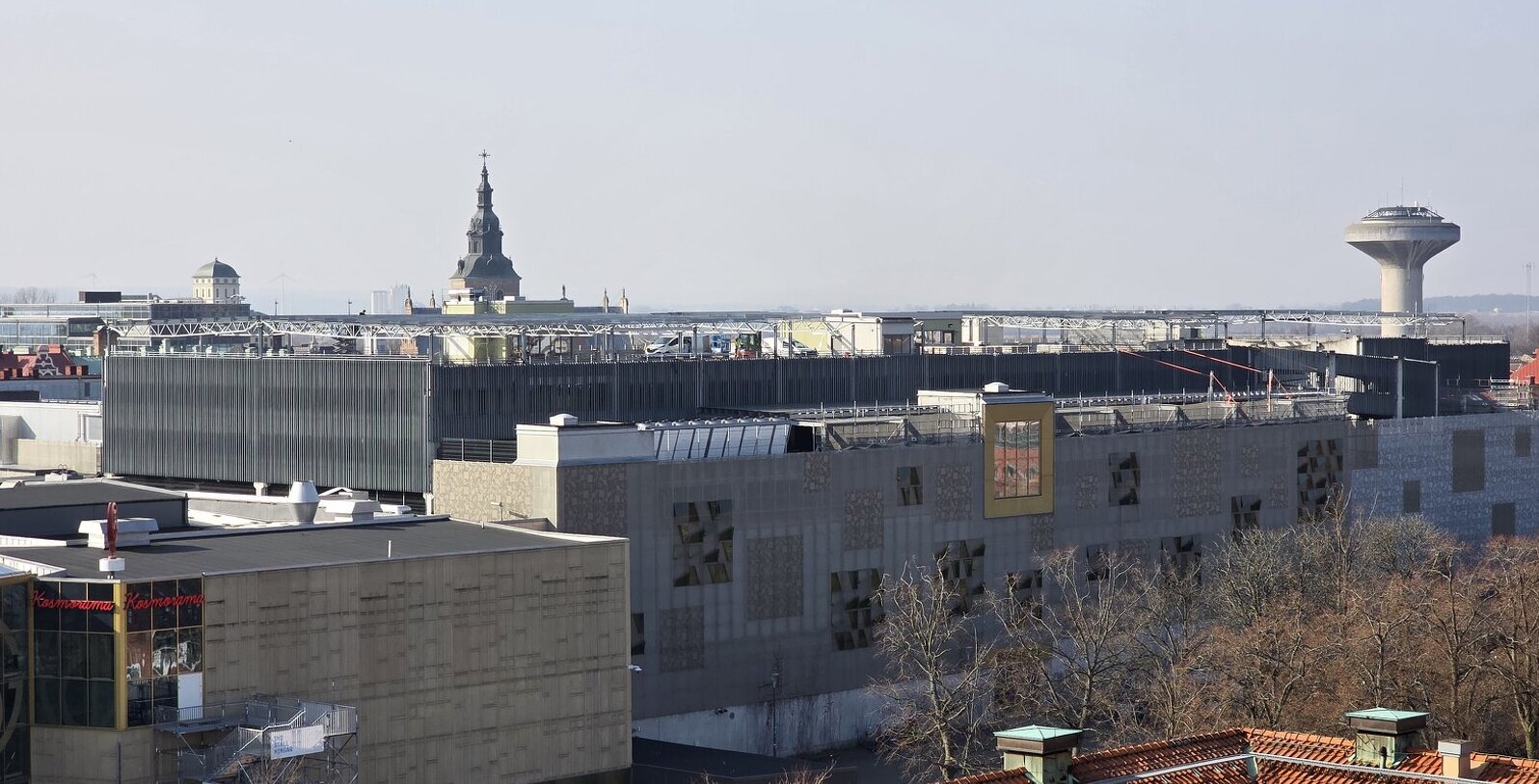 Solcellerna skapar ett tak över de översta parkeringsplatserna