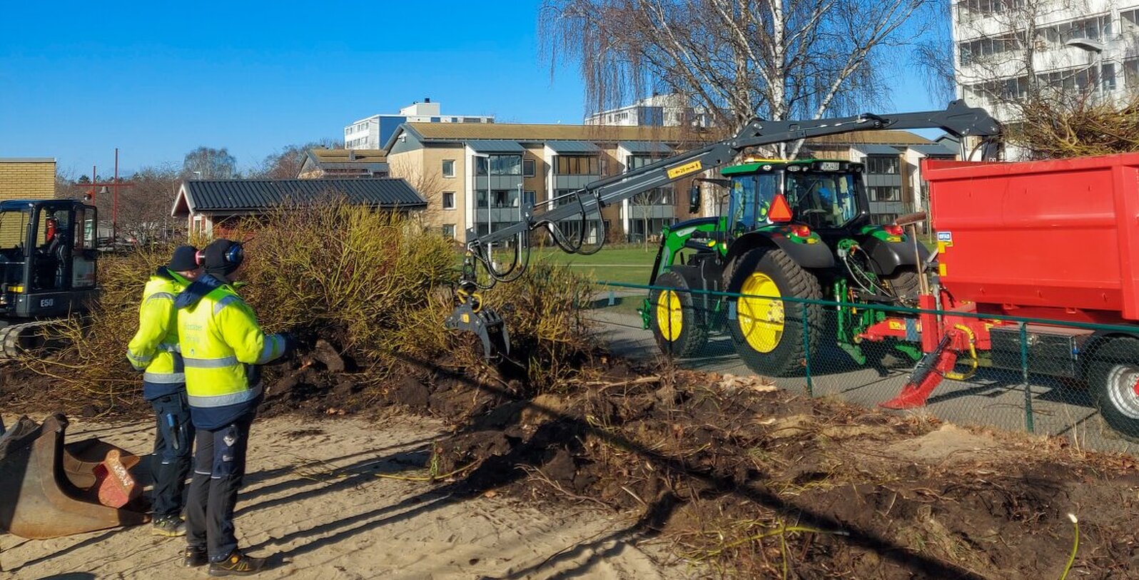ABK:s personal rustar upp skolgården på Antonskolan på Österäng
