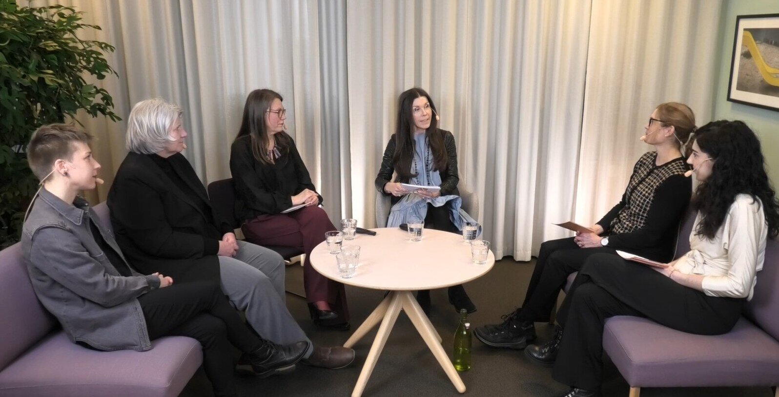 Hanna Einarsson (tv) deltar i Sveriges allmännyttas paneldebatt om vräkningar