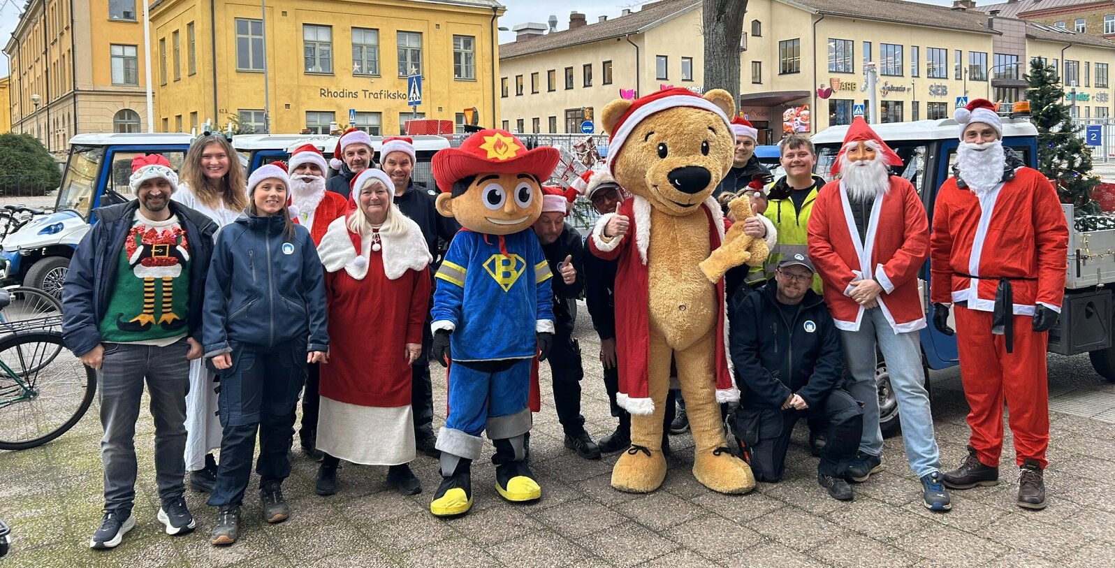 Ett gäng glada medarbetare som spred julstämning på stan i sina elfordon
